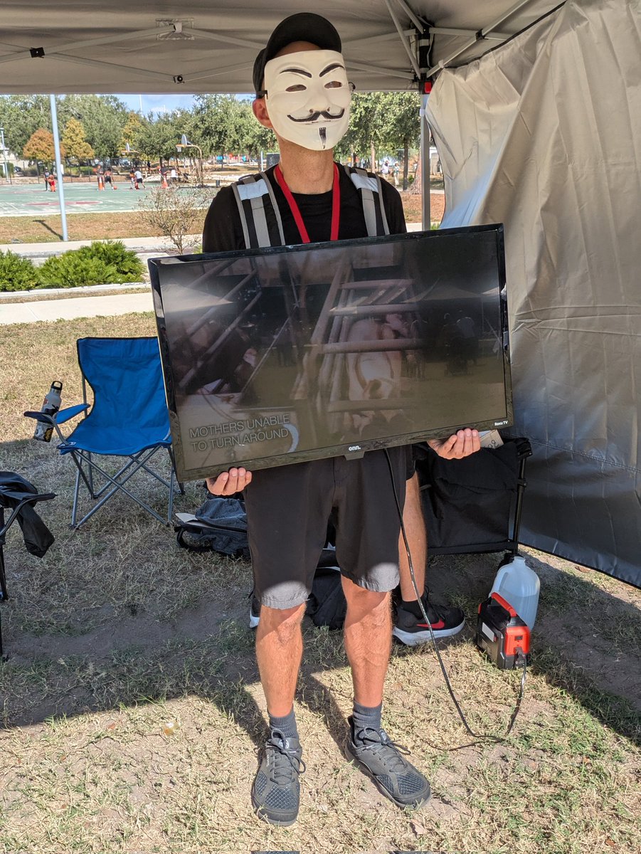 TomiKordic's tweet image. At Tampa veg fest showing what happens in animal exploitation industries &amp;amp; getting silent vegans to be active! #vegan #anonymousforthevoiceless
