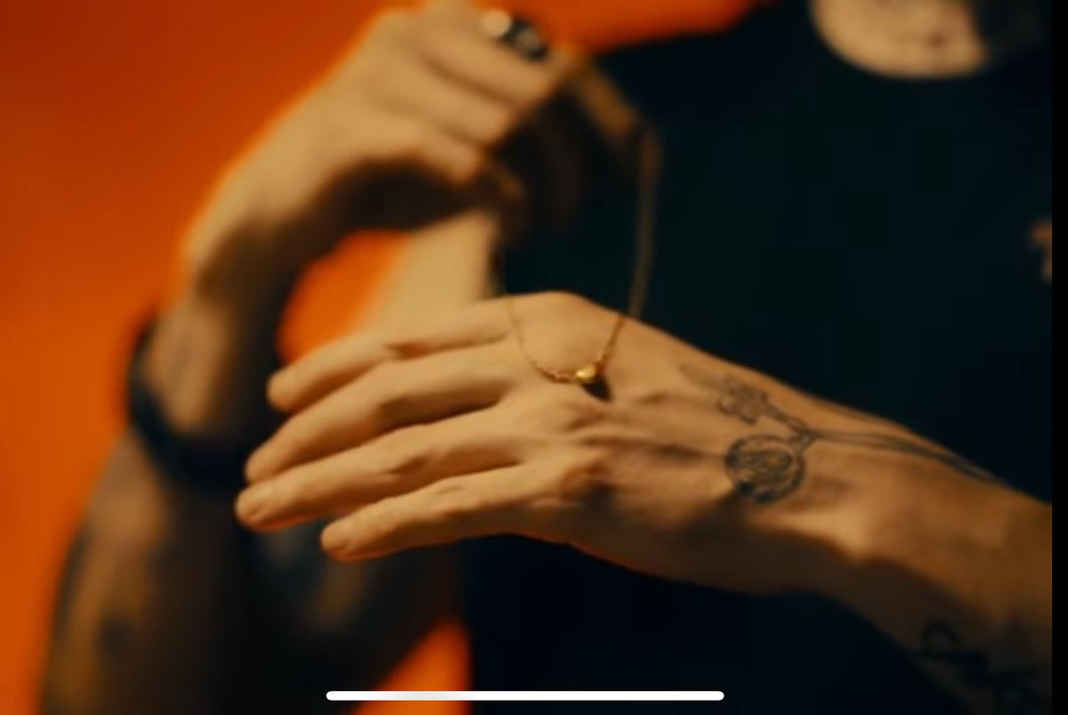 rina19's tweet photo. Pero gracias por devolver mi necklace 😏🤣😍

@christophervele #DLEJITOS 
D LEJITOS OUT NOW https://t.co/uIGuwHcUkn
