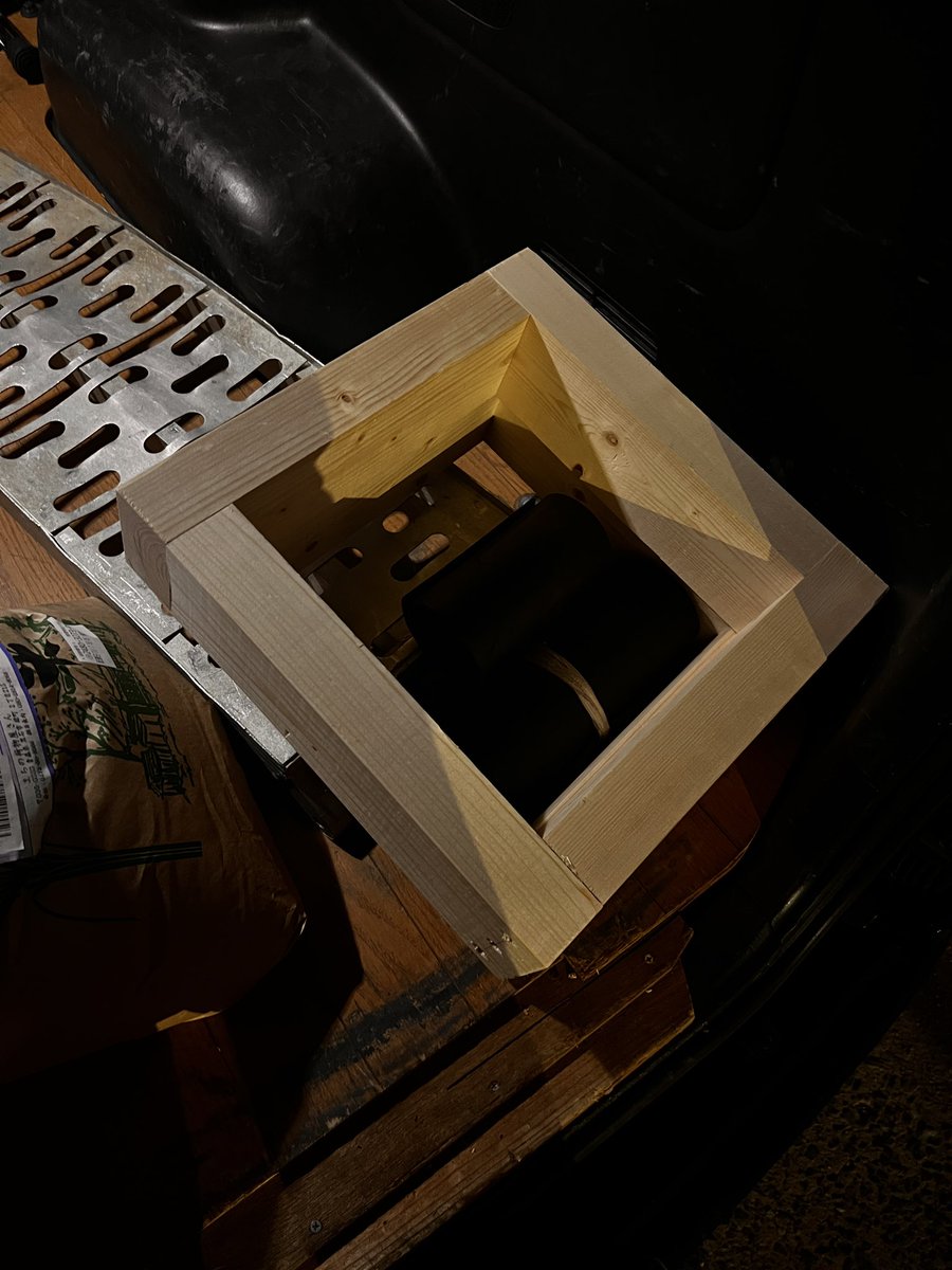 12インチ用のタイヤ交換の台。

ばり使いやすくで最高です🎶