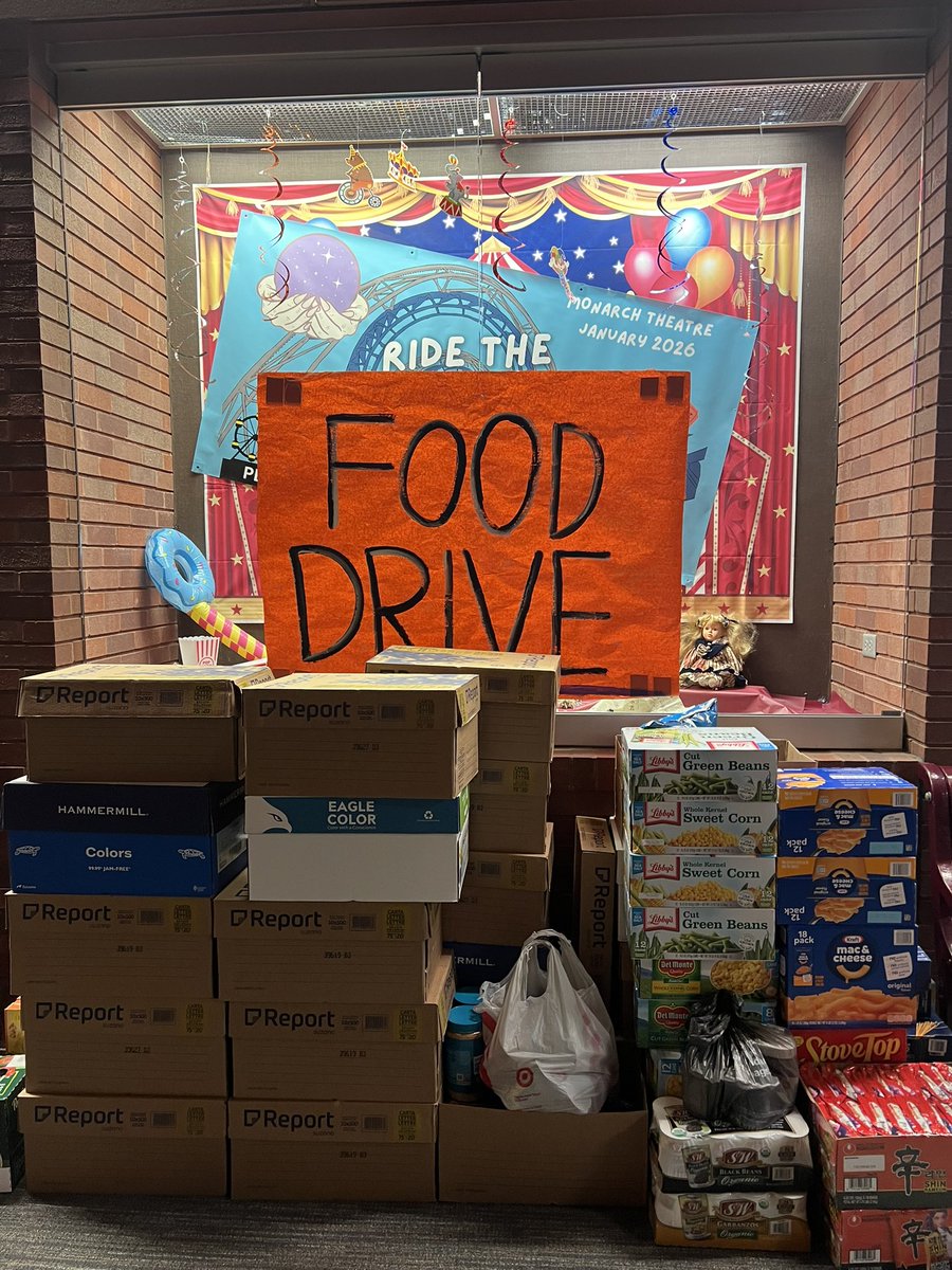 MonarchTheatre's tweet image. Wow! Everyone is showing up in a huge way to support the Food drive and the Miracle Minute. Thank you all! #GiveBack #SupportYourCommunity #NeighborGood