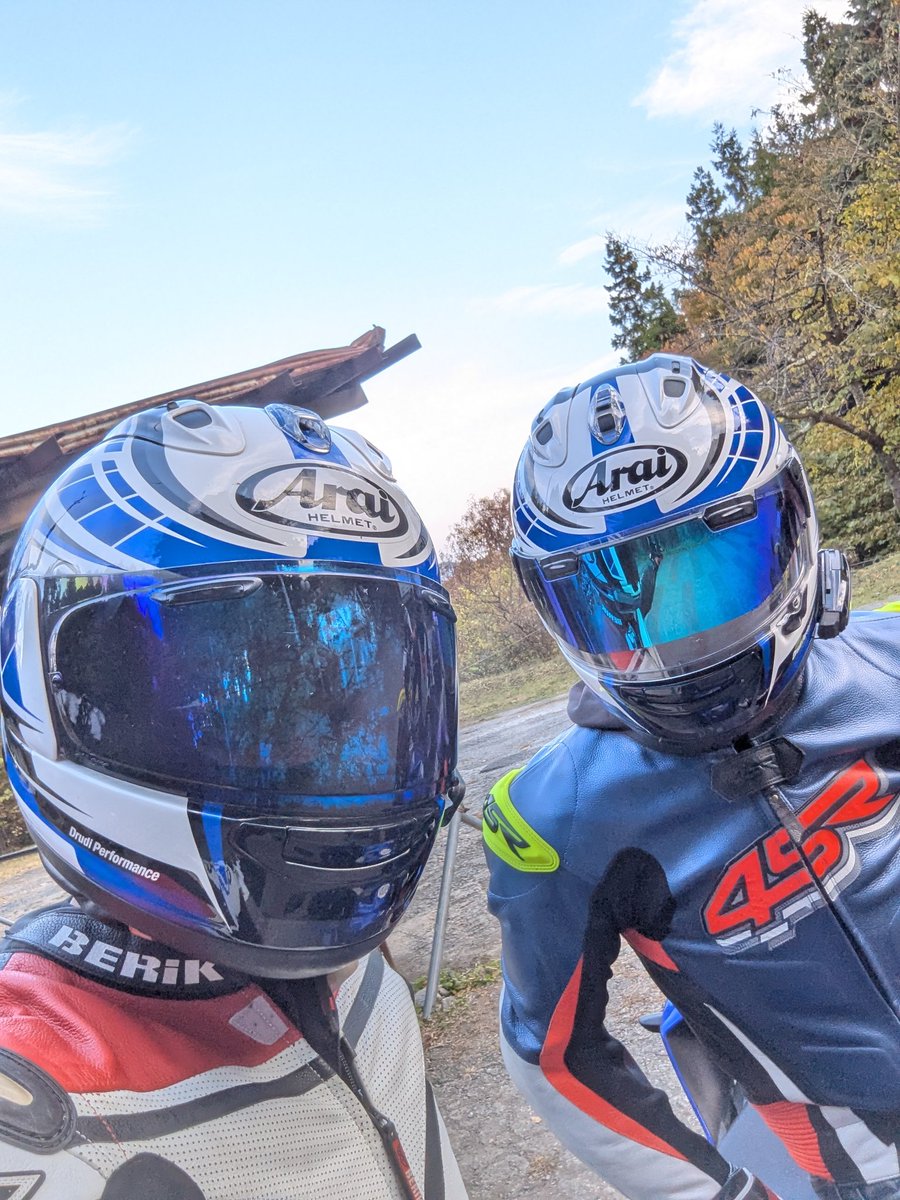 raisplayrm2005's tweet photo. 昨日天気良くてよかった…
@asuma_1st と同じヘルメットでびっくり
初めての @b_kiura と偶然の @rewiwer https://t.co/RXQRzNq1m0