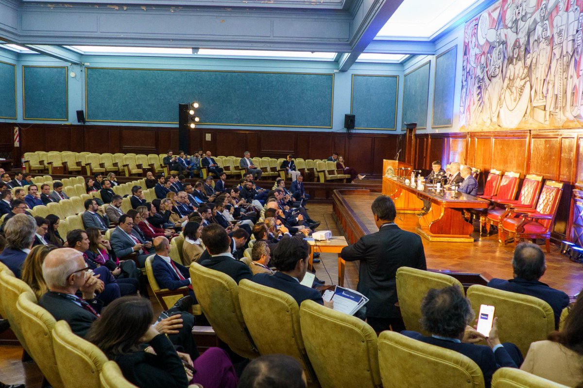 gilmarmendes's tweet photo. Ao lado de André Esteves, tive a honra de receber o ex-presidente da Colômbia, @ivanduquemarquez, para uma conferência na última quinta-feira, durante a 1ª edição do Fórum de Buenos Aires.

Por pouco mais de uma hora, dialogamos sobre os desafios contemporâneos da democracia na América Latina, entre eles, o avanço do populismo, que oferece soluções fáceis para problemas complexos; o protecionismo econômico, que enfraquece a cooperação entre países; e a ascensão do autoritarismo, com sua tentativa de cooptação do Poder Judiciário.

Foi uma conversa extremamente proveitosa, que sintetizou o propósito do Fórum de Buenos Aires: intensificar o diálogo e promover a construção conjunta de soluções para os desafios enfrentados pela América Latina. Agradeço a Iván Duque pela presença e a André Esteves pela mediação.