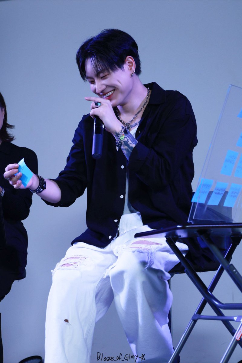Blaze_0925's tweet photo. 251025 HANSE JAPAN LIVE 2025 AUTUMN

보조개 뿅

#한세 #도한세 #HANSE #DOHANSE #ハンセ #ドハンセ https://t.co/QXE0TySZuy