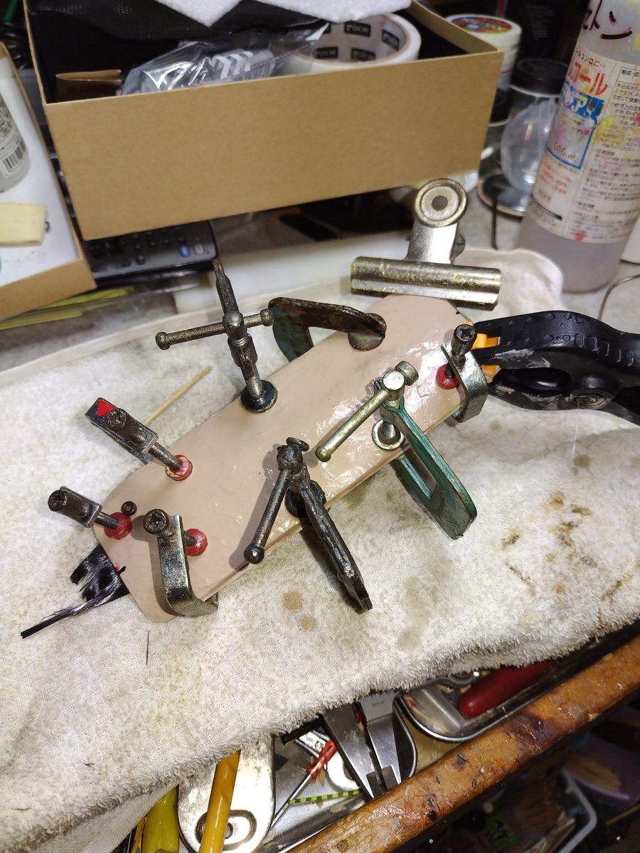 CFRPプロペラのモールド作業中。以前ラジコン機で飛行中、古い模型飛行機用の可変ピッチプロペラが劣化によりぶっ飛んで破損したので型を作成してカーボンシートで製作しています。重量分布の管理などツッコミどころ満載ですが取り敢えず試作を突っ走っています。硬化後が楽しみです。