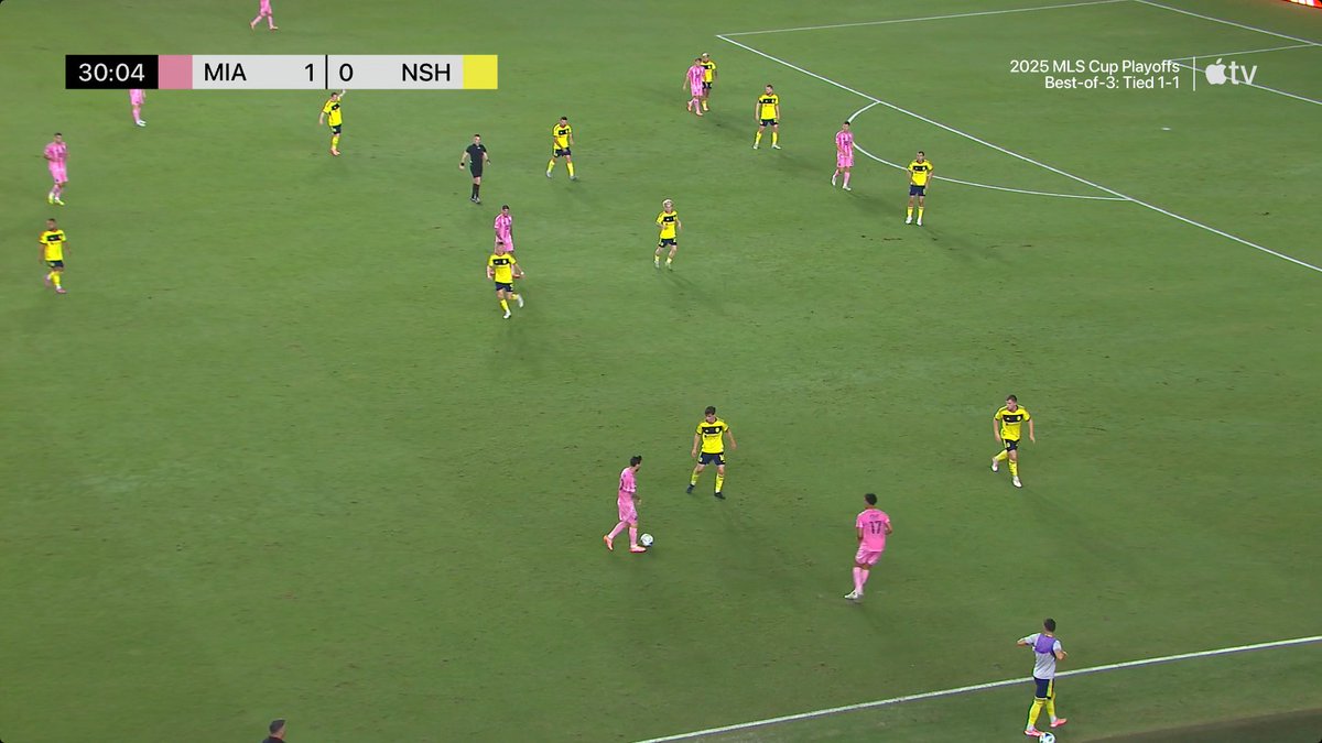 zackspin12's tweet image. Messi, müthiş bir koştuktan ve dripling yaptıktan sonra yere düşürülüyor! 📸 #Messi #Futbol #Dripling