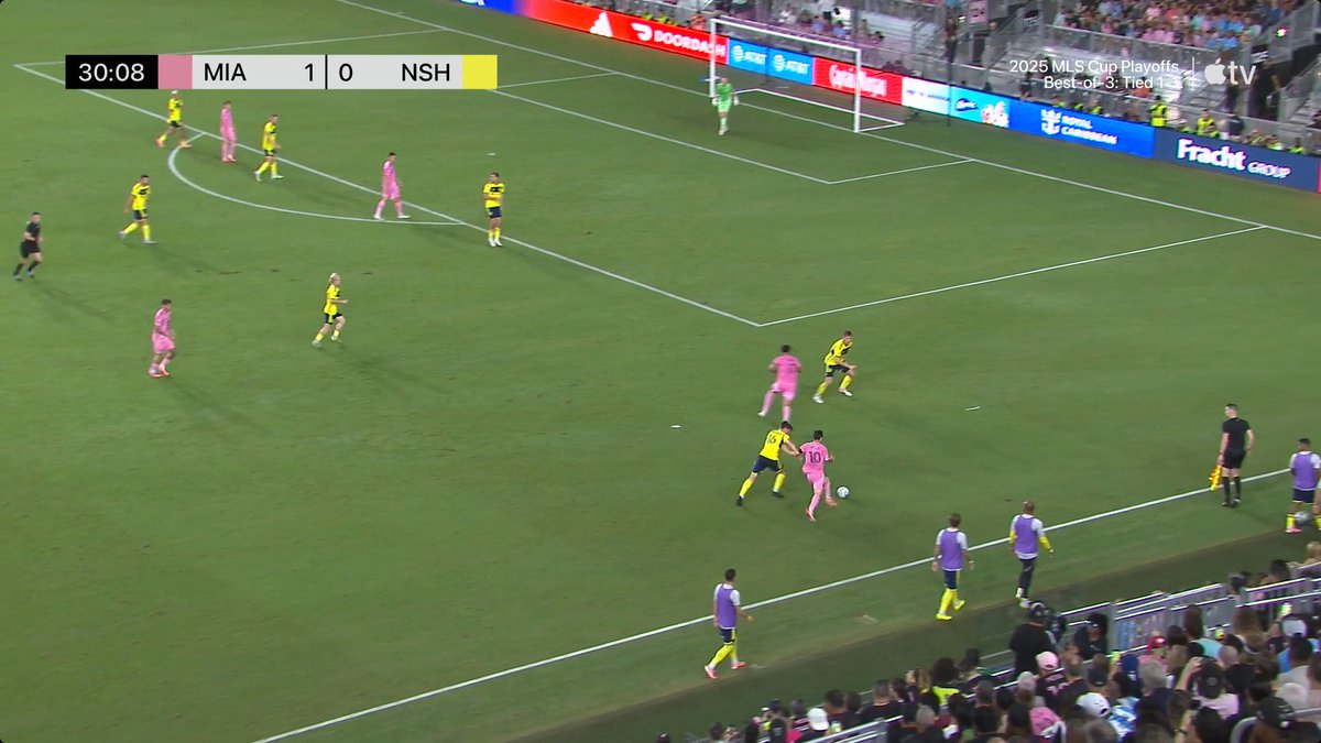 zackspin12's tweet image. Messi, müthiş bir koştuktan ve dripling yaptıktan sonra yere düşürülüyor! 📸 #Messi #Futbol #Dripling