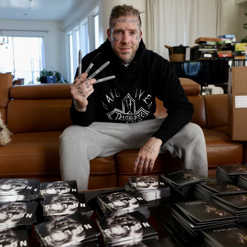 IAMTOMMACDONALD's tweet image. I’m autographing your albums all night!

Grab a signed CD or USB here: hangovergangofficial.com