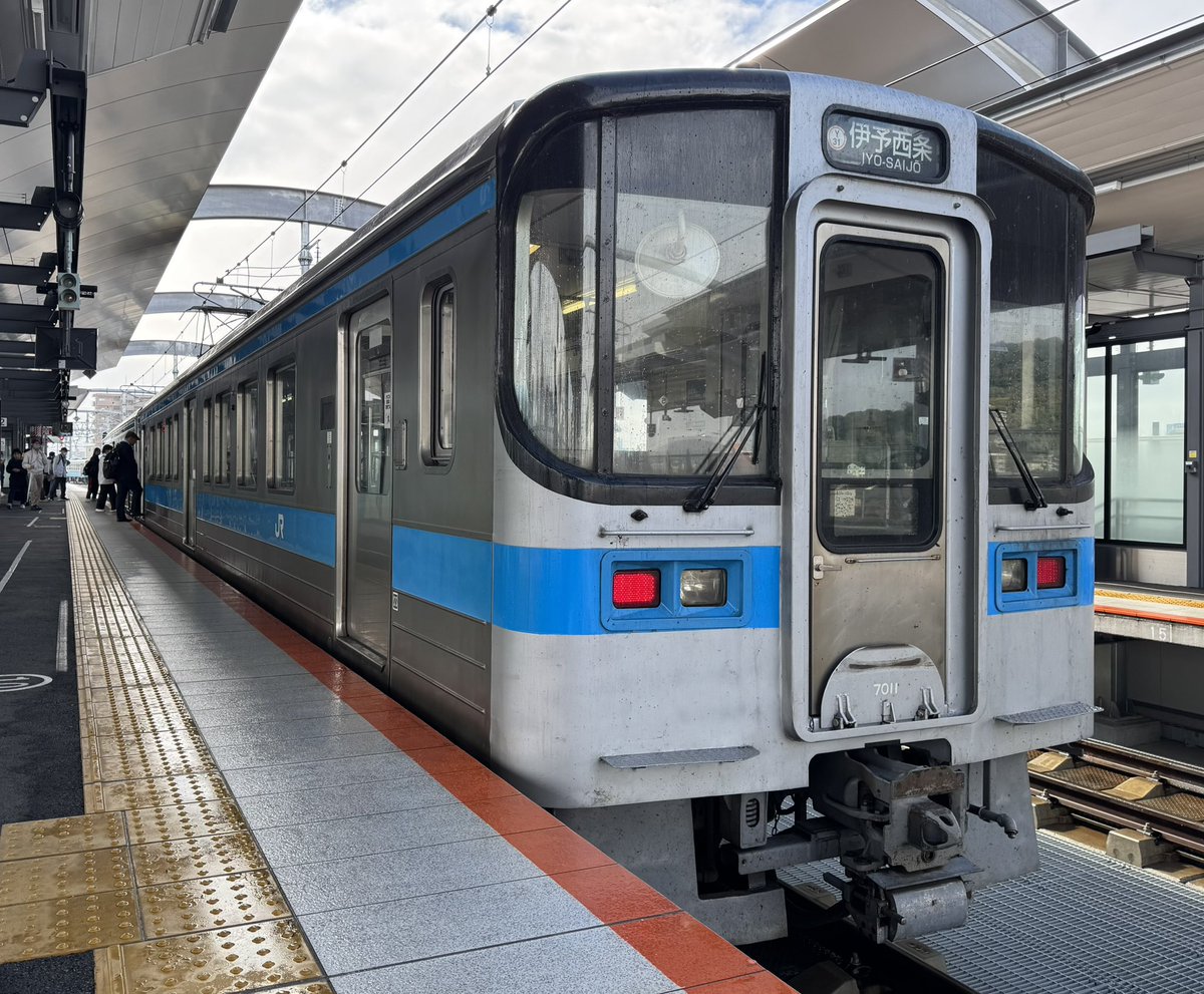 松山駅構内で購入した「じゃこカツ」で軽く腹ごなしをしてから、伊予西条行きに乗車
