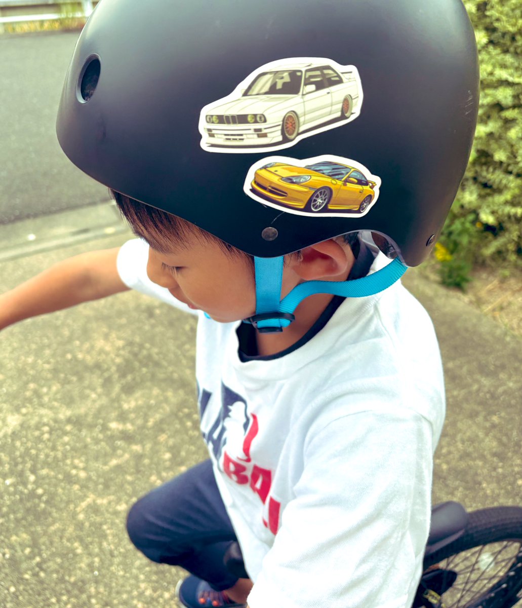 iwashiunyo's tweet photo. 2歳の時から使い続けた
ヘルメットが遂にサイズオーバー⛑️
d-bikeのヘルメットにどこかで頂いたステッカーでいい感じ✨
ところで、このTOYOTIRESはいつの誰の車だろう🤔?
ドリフト?でもないのかな?
#TOYOTIRES
#トーヨータイヤ
#dbike https://t.co/bBnbZCkYja