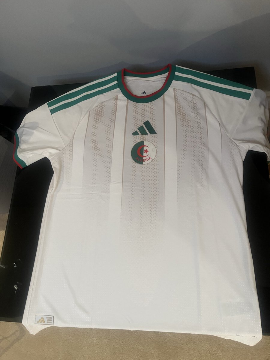 Je l’ai vu, il était là devant moi, bien en évidence à la boutique Adidas de la rue Ste-Catherine au milieu de ceux du Mexique et de l’Argentine, je n’ai pu résister 😀 je le trouve très bien conçu, belle coupe. Le rendu une fois porté c’est ajusté juste ce qu’il faut #TeamDz