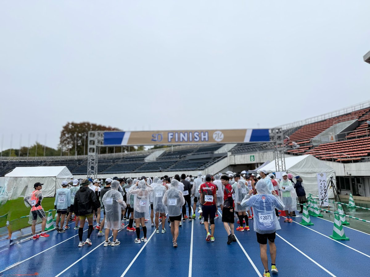 electronica02's tweet image. 世田谷246ハーフはあいにくの雨でしたが、帽子被ったらさほど気にならず。走ったあとはお約束のビール🍺