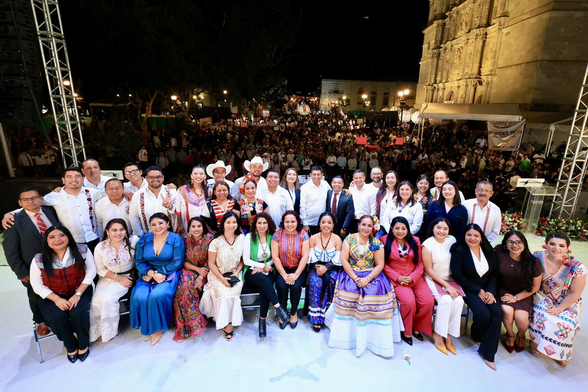 En la Alameda de León, asistimos al 1er Informe Legislativo de las diputadas y diputados del H. Congreso del Estado de Oaxaca (<a href="/CongresoOaxaca_/">H. Congreso del Estado de Oaxaca</a>), junto a Irma Bolaños (<a href="/Irma_BolanosOax/">Irma Bolaños Quijano</a>).

Celebramos este ejercicio de rendición de cuentas que fortalece los principios de