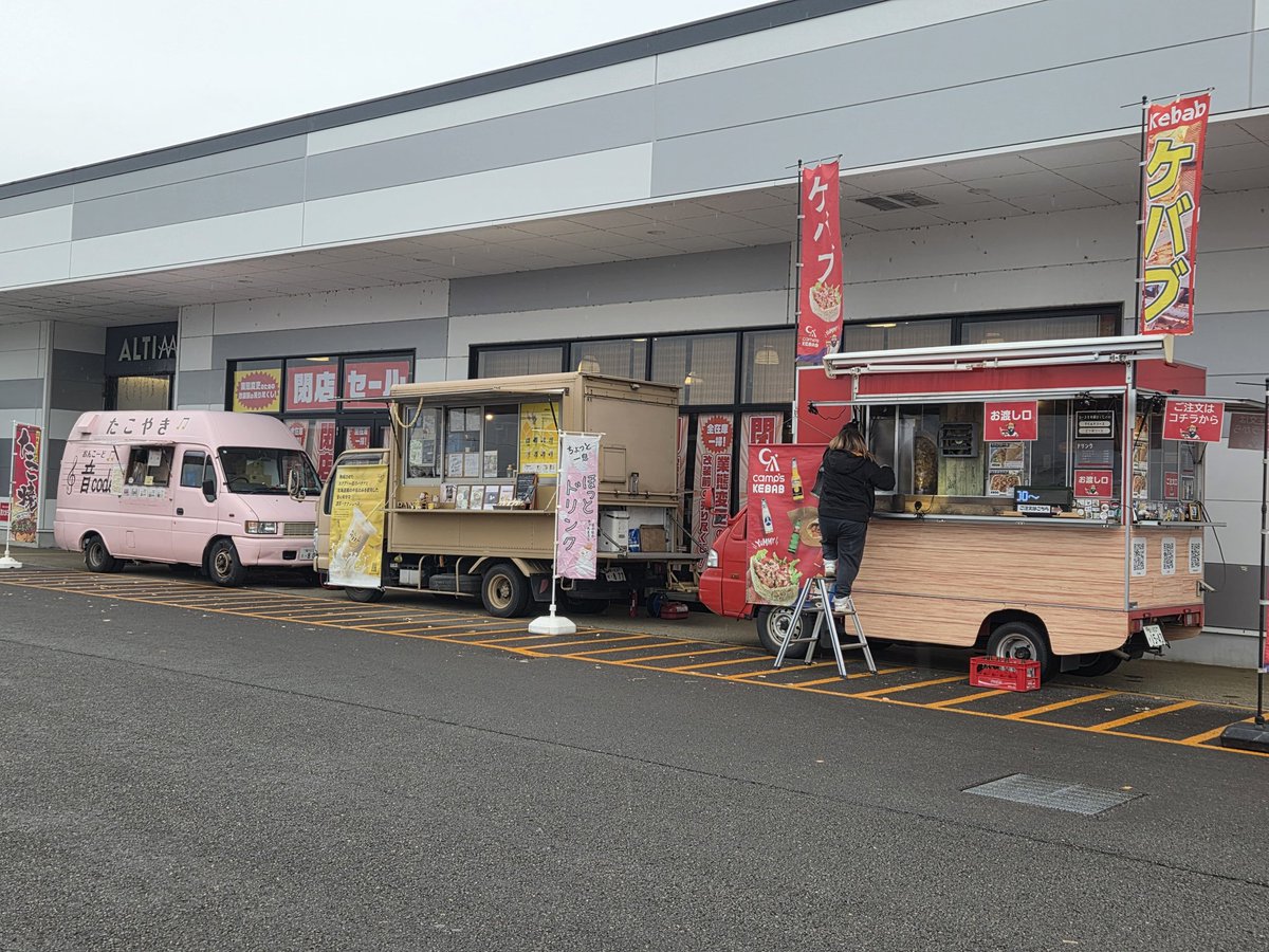 TakoOncode's tweet image. 販売スタートしましたー！
今日はめっちゃバナナさん、キャンプズケバブさんと３台でお待ちしてます✨️