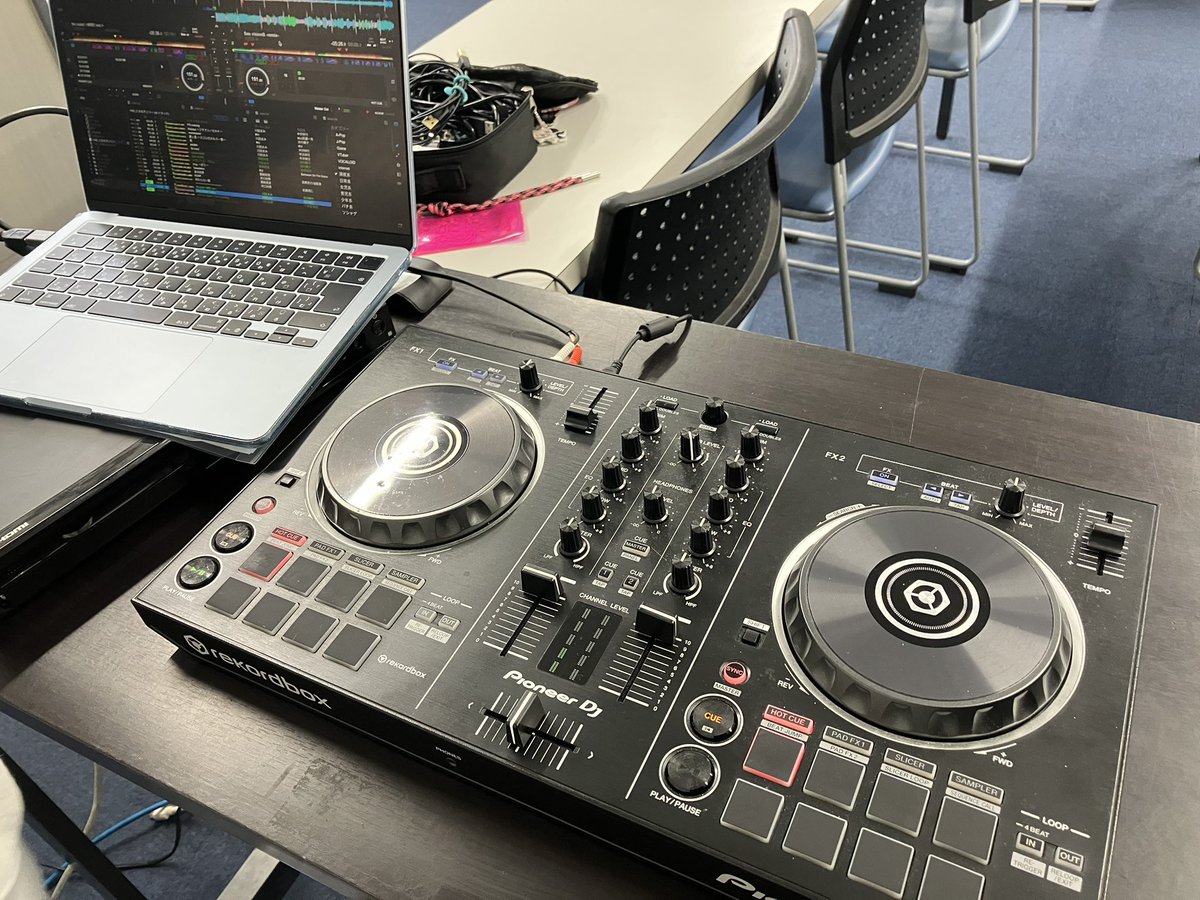 現在設営中です。
DJタイムもあるかも...？