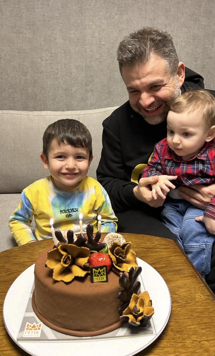 Masadan eksiliyor dostlar… 

Mekanın cennet olsun Yusuf abim. Hayat boş…