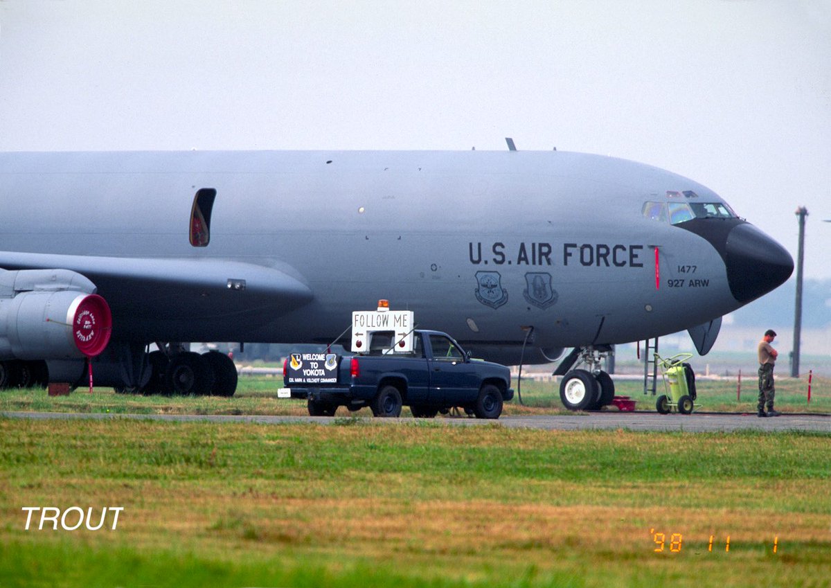 TROUT92241176's tweet image. ＃昔の横田基地　1998年11月
KC-135E Air Force Reserve Command
FOLLOW ME来たよ〜　ドア開いたよ〜　でもここからが長いんだよね 135は😆