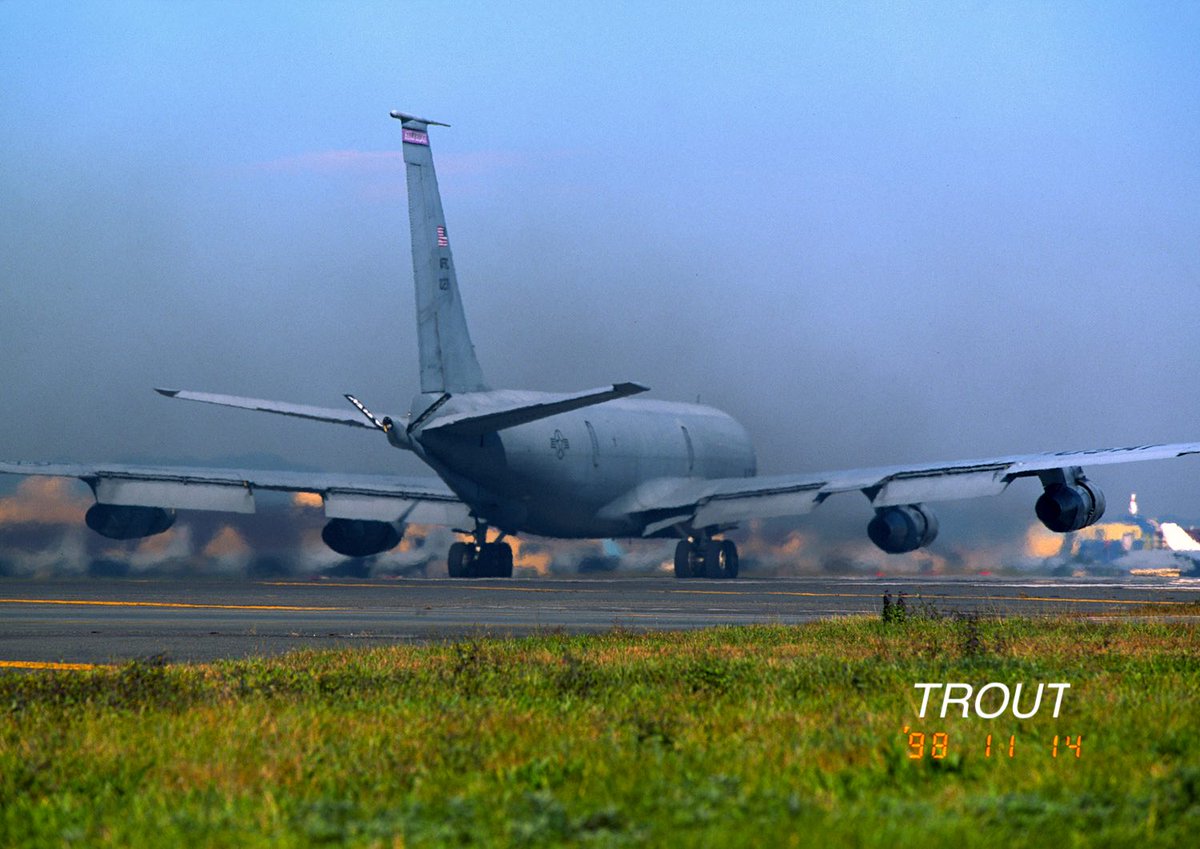 TROUT92241176's tweet image. ＃昔の横田基地　1998年11月
KC-135E Air Force Reserve Command
FOLLOW ME来たよ〜　ドア開いたよ〜　でもここからが長いんだよね 135は😆