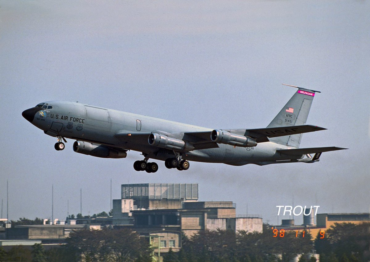 TROUT92241176's tweet image. ＃昔の横田基地　1998年11月
KC-135E Air Force Reserve Command
FOLLOW ME来たよ〜　ドア開いたよ〜　でもここからが長いんだよね 135は😆