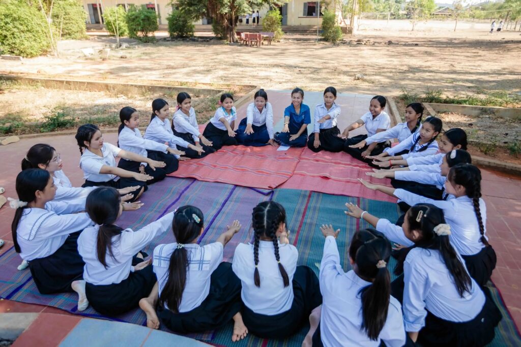 教育は読み書きを学ぶことだけではありません。カンボジアの「平等のためのライフスキルプロジェクト」では、若者たちが自分の未来を描き、性別にとらわれない人生を選択する力を育んでいます。
記事の詳細👉 bit.ly/483ZDO3

#ルームトゥリード #教育 #ジェンダー平等 #ライフスキル