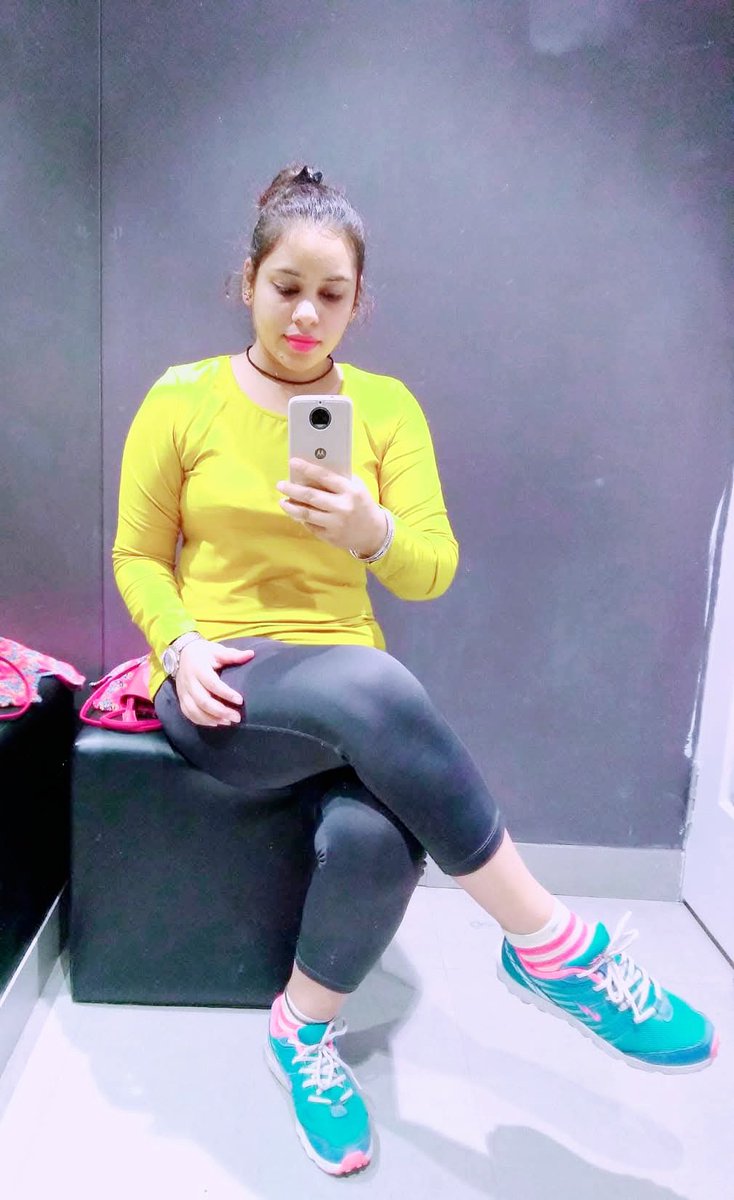 घर से निकलते ही लोग ऐसे घूरते है....
जैसे किसी zoo से भागी हुईं जानवर हूँ .....🙄