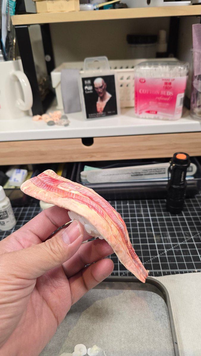 Chessymonkey's tweet image. the sushi rice is annoying,  the paint job that comes with the Anago seems simple.I had to downgrade the anago into an unagi sushi so it looks more interesting 

#筆塗り #vallejo #plasticmodel #scalemodel #finescalemodele #miniaturepainting #scale75 #akinteractive