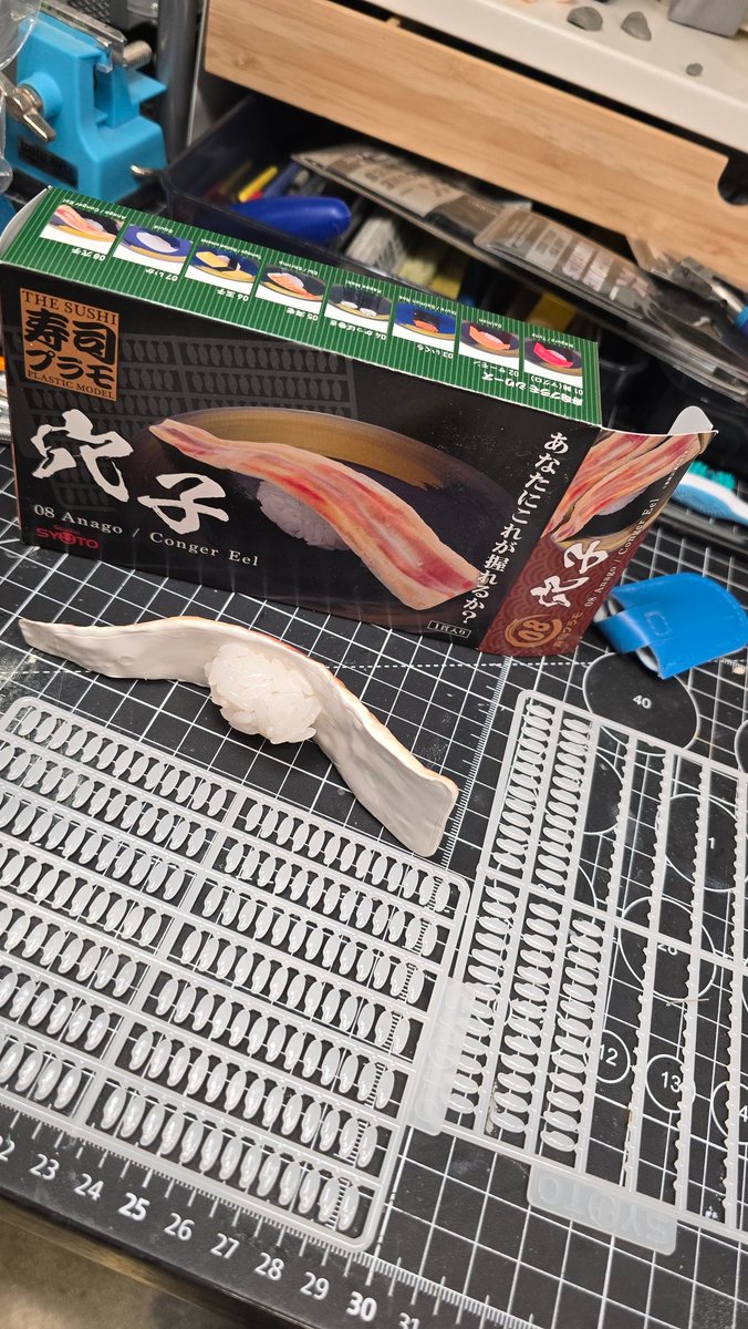Chessymonkey's tweet image. the sushi rice is annoying,  the paint job that comes with the Anago seems simple.I had to downgrade the anago into an unagi sushi so it looks more interesting 

#筆塗り #vallejo #plasticmodel #scalemodel #finescalemodele #miniaturepainting #scale75 #akinteractive