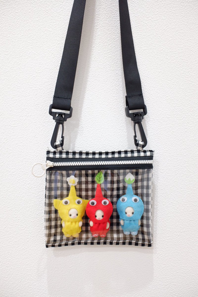 late_Design's tweet photo. 三連休に人生2回目の #イバライド  #シルバニアパーク へ！ハロウィンの残り香を感じながら、ピクミン仮装シルバニアたちと楽しめた〜😊ポーチは窓付きで首から下げれる仕様なので、外でも両手があいて動きやすい🕺 https://t.co/ghPKKCH41w
