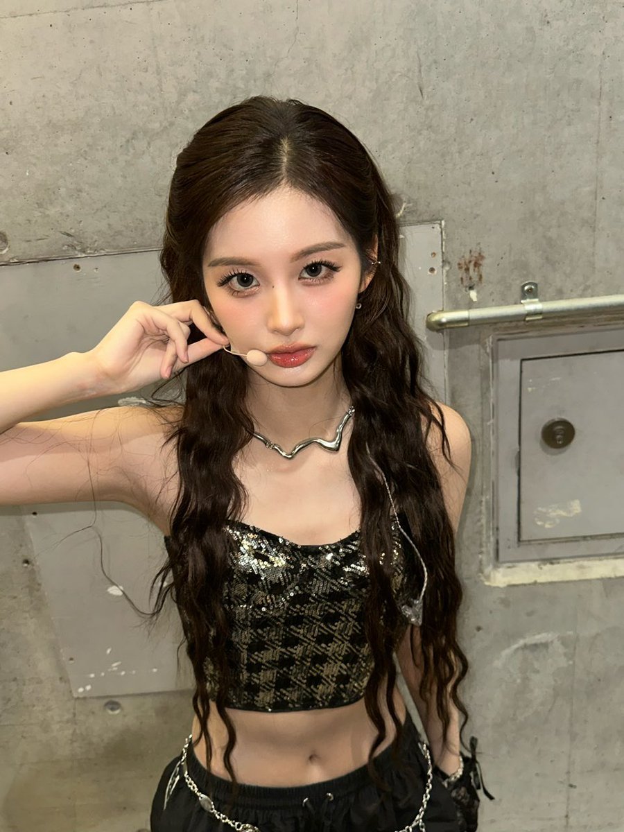 imsullyoon's tweet image. ── .✦ 🐈‍⬛
dressed for the dark stage, shining 
under the lights. feeling a little edgy 
and powerful tonight. ⋆. 𐙚 ˚
저를 이 캐릭터로 변신시켜 준 스타일링 팀에게 
감사드립니다. 강렬한 쇼를 보여줄 준비 완료 !