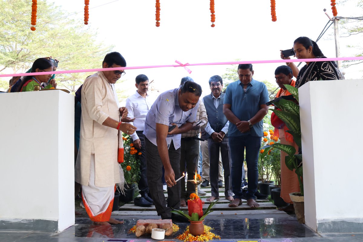 iamdmkrishna's tweet image. Happy to inaugurate “The Soul Space”, our new Yoga Hall at Krishna Vikash, Bargarh. A space where students can connect body, mind and spirit to build focus, calmness and good health.

#krishnavikash #kvgi #krishnavikashbargarh #yoga #thesoulspace