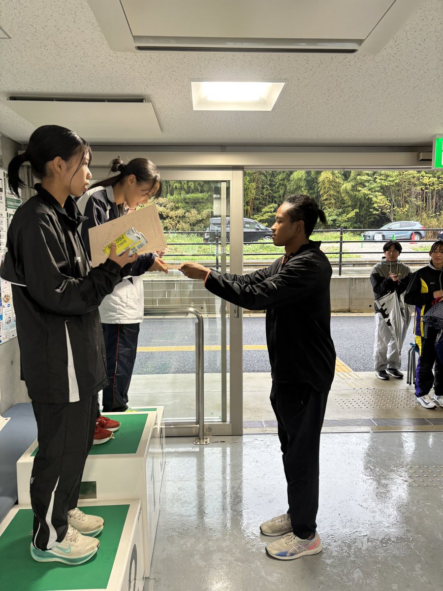 EveryDecaAichi's tweet photo. 【第30回エブリ】

女子ミドルディスタンス

1位　世継 宙央（豊橋南高）1672点
2位　宮島 ひなた（豊明高）1600点
3位　原 梓紗（一宮南高）1586点

プレゼンターは、#本郷タジュ 

https://t.co/6yuPX9kSAw https://t.co/gTXNwx08tf