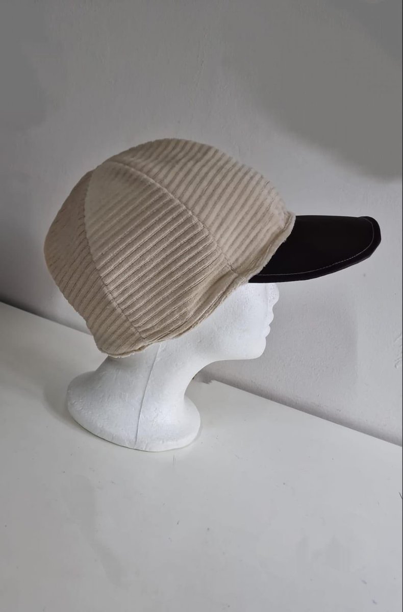 DininaLush's tweet image. Il completo uomo firmato DiNinaLush: sciarpa e berretto in Velvet London color mandorla, interno in pile panna avorio. Visiera e dettagli logo in simil pelle testa di moro. Caldo, elegante e artigianale.  
#ModaUomo #DiNinaLush #ImprenditriceEStilistaBarraArtista