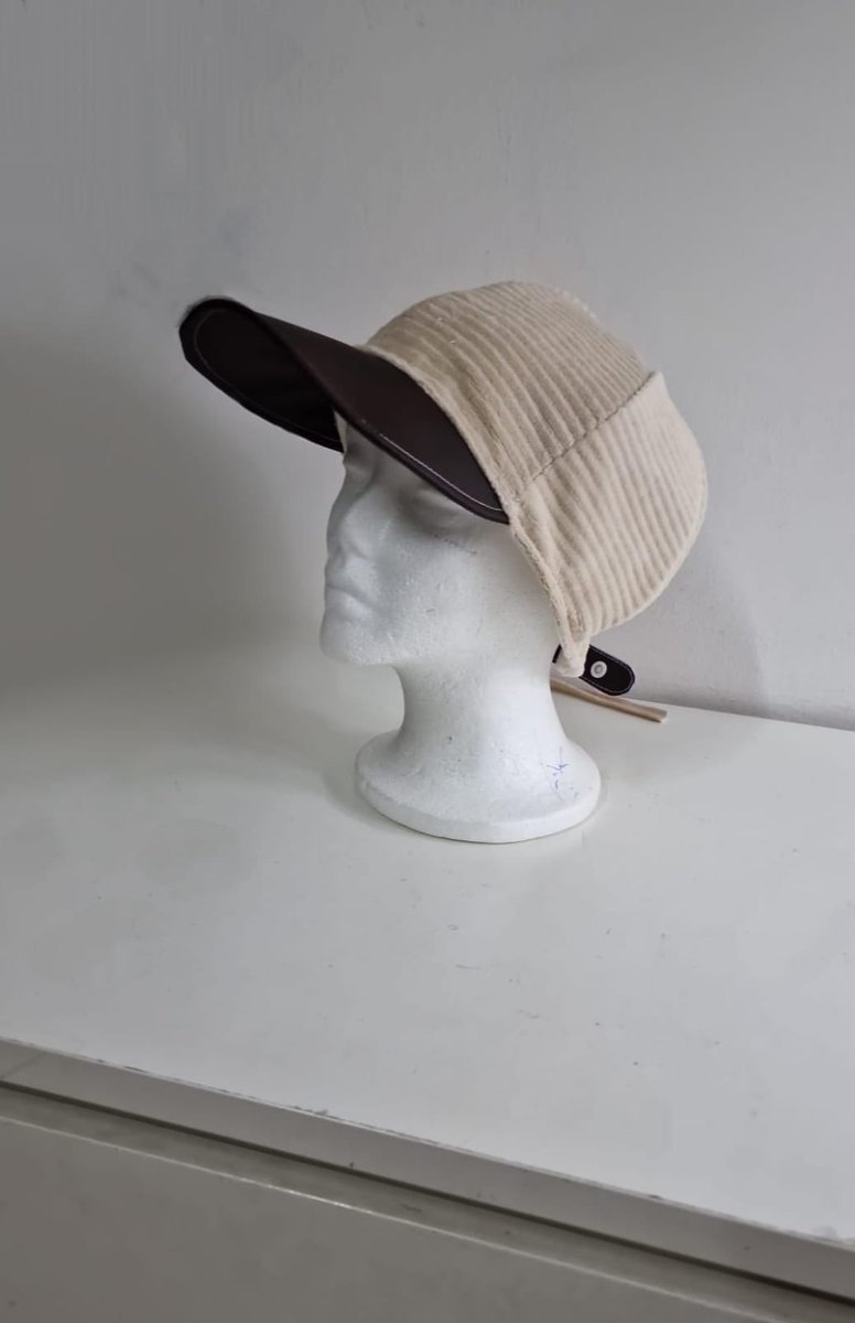 DininaLush's tweet image. Il completo uomo firmato DiNinaLush: sciarpa e berretto in Velvet London color mandorla, interno in pile panna avorio. Visiera e dettagli logo in simil pelle testa di moro. Caldo, elegante e artigianale.  
#ModaUomo #DiNinaLush #ImprenditriceEStilistaBarraArtista