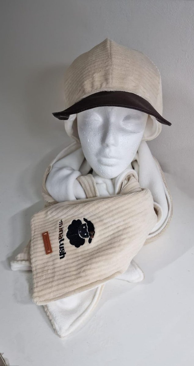 DininaLush's tweet image. Il completo uomo firmato DiNinaLush: sciarpa e berretto in Velvet London color mandorla, interno in pile panna avorio. Visiera e dettagli logo in simil pelle testa di moro. Caldo, elegante e artigianale.  
#ModaUomo #DiNinaLush #ImprenditriceEStilistaBarraArtista