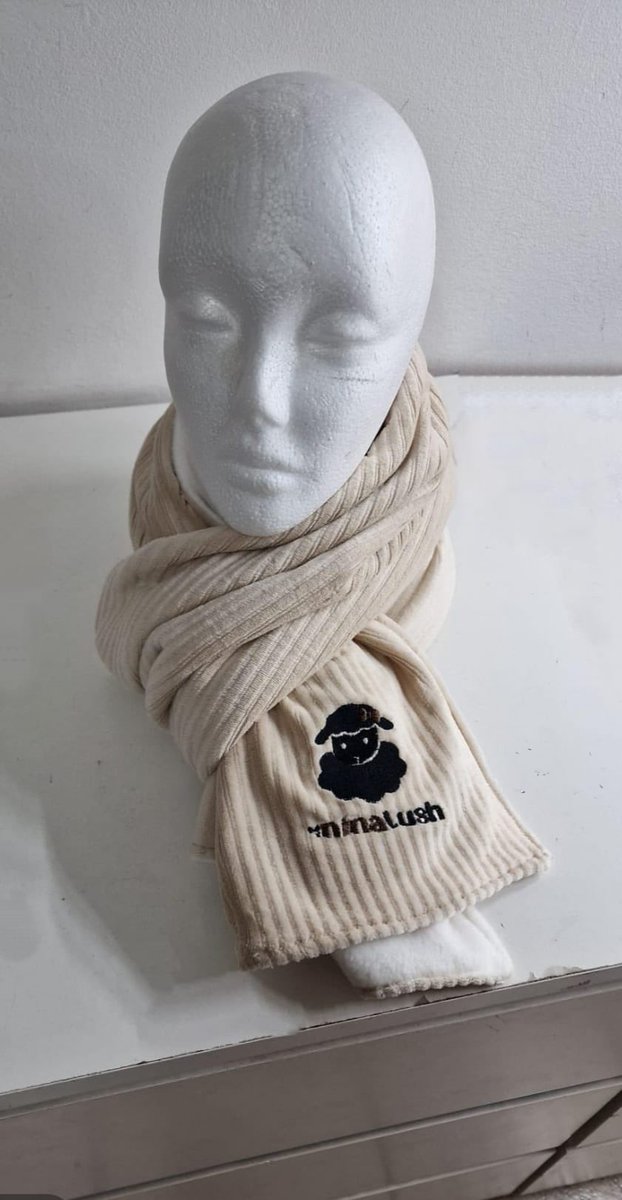 DininaLush's tweet image. Il completo uomo firmato DiNinaLush: sciarpa e berretto in Velvet London color mandorla, interno in pile panna avorio. Visiera e dettagli logo in simil pelle testa di moro. Caldo, elegante e artigianale.  
#ModaUomo #DiNinaLush #ImprenditriceEStilistaBarraArtista