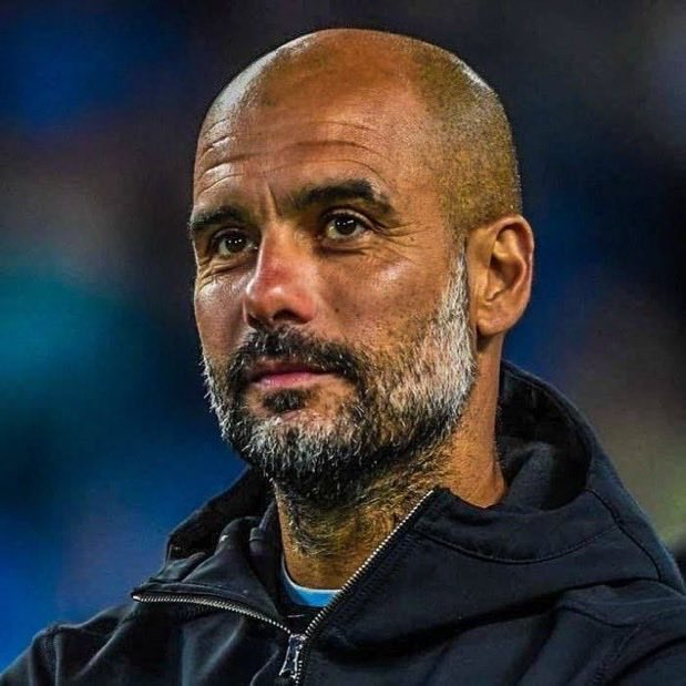 احتفالية خاصة في مانشستر سيتي!
النادي يحتفي بمباراة بيب جوارديولا رقم 1000 في مسيرته التدريبية 👏

💙 هدية رمزية من الإدارة واللاعبين للمدرب الذي غيّر شكل الفريق وكتب معه التاريخ:
🏆 5 ألقاب دوري
⚽ أسلوب كروي لا يُنسى
🔥 وشغف لا ينتهي

جوارديولا يدخل نادي الـ1000 مباراة كأحد