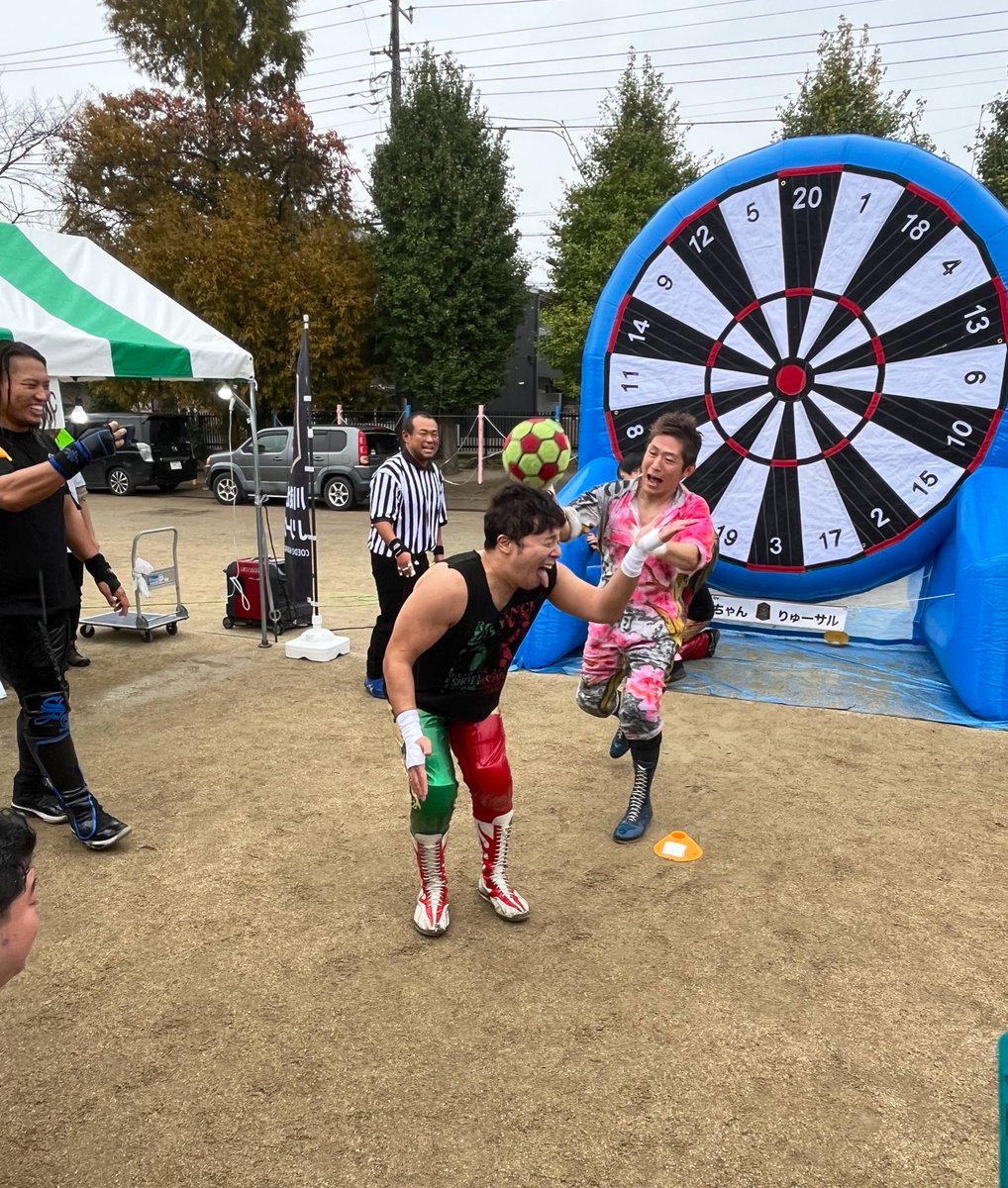 Dodoriash's tweet image. タッグパートナーに直撃！
綺麗に当たっとんな〜

まこりんさんがやり返してたけどまこりんさんのムーブなの？これ？

ろくでなしブルースのギャグのやつ

#翔太
#ROMANCEDAWN
#大石真翔
#新河岸路上プロレス