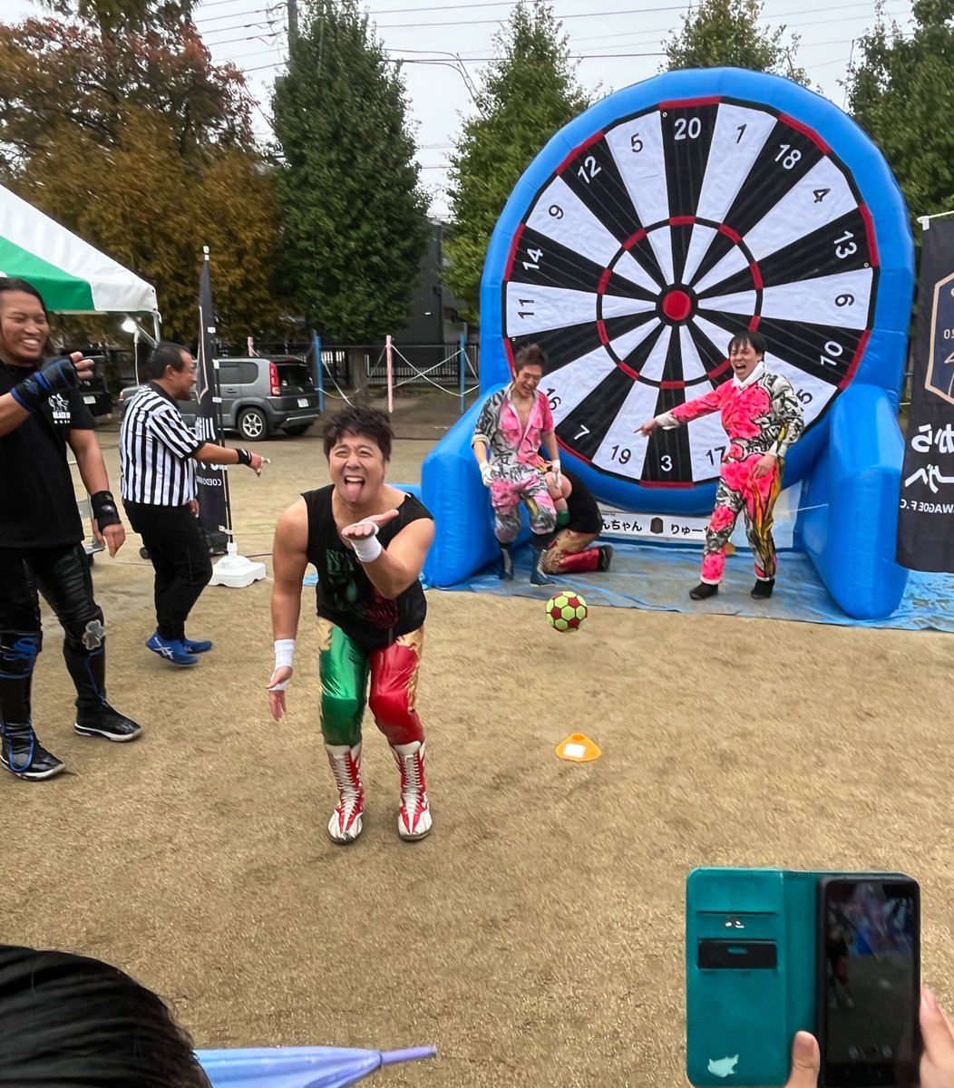 Dodoriash's tweet image. タッグパートナーに直撃！
綺麗に当たっとんな〜

まこりんさんがやり返してたけどまこりんさんのムーブなの？これ？

ろくでなしブルースのギャグのやつ

#翔太
#ROMANCEDAWN
#大石真翔
#新河岸路上プロレス