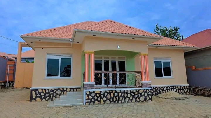 Krmodernsi61758's tweet image. 3BED ROOM HOUSE 
50×100FT 
READY LAND TITLE 
📍Bulenga - Mityana Road 
Selling Price 100M 
#testedandtrusted krmodernsitesltd.com