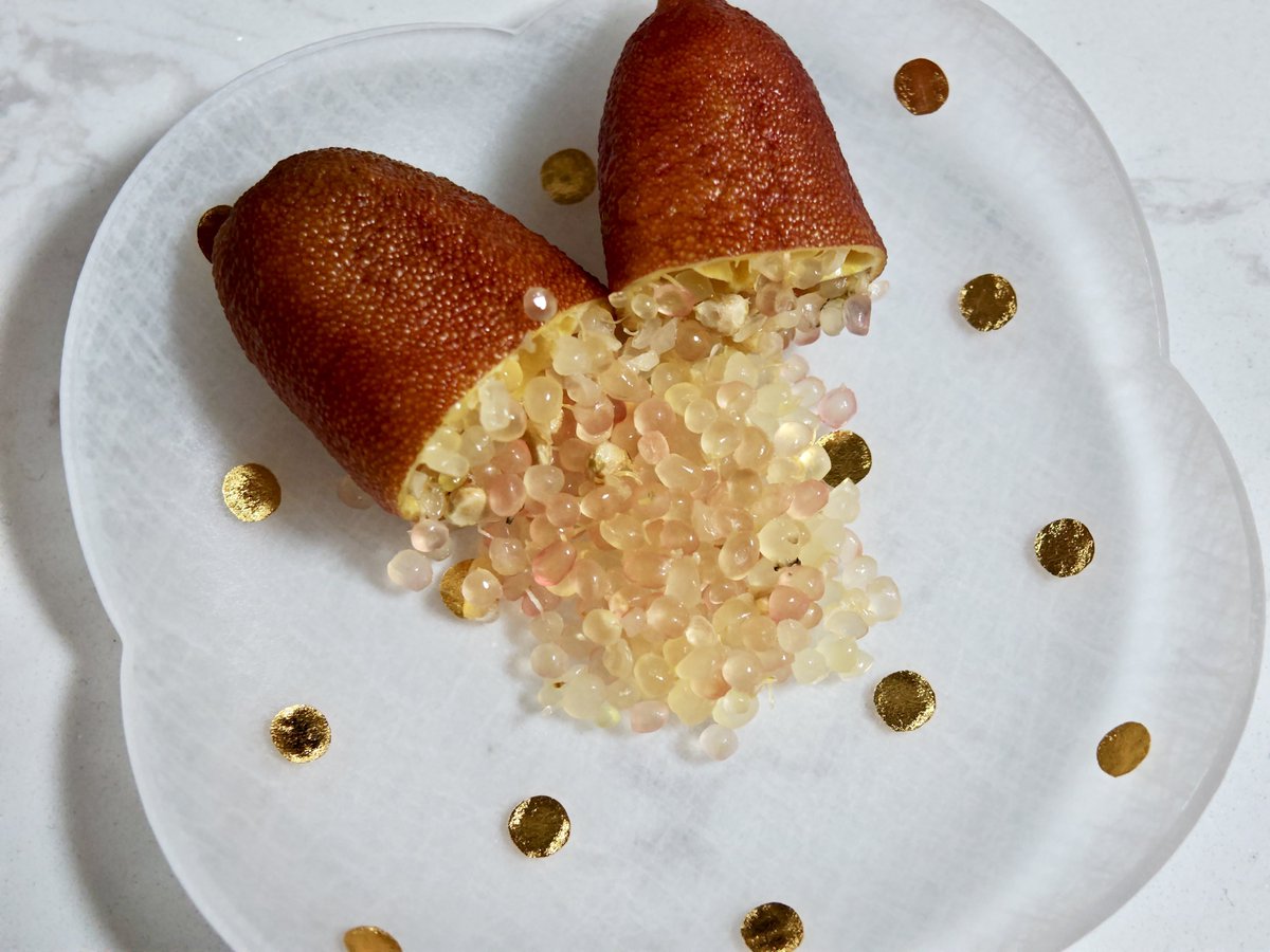 宝石のように輝くことから「フルーツキャビア」とも言われるフィンガーライム！
ずっと探していたけどようやく見つけた！！
一粒一粒が固くプチプチとした食感の後に爽やかな香りと酸味が口の中に弾ける。
甘味よりもはるかに酸味が強い。
料理や飲み物の香り付けに最適な柑橘系。
面白い果物だった！