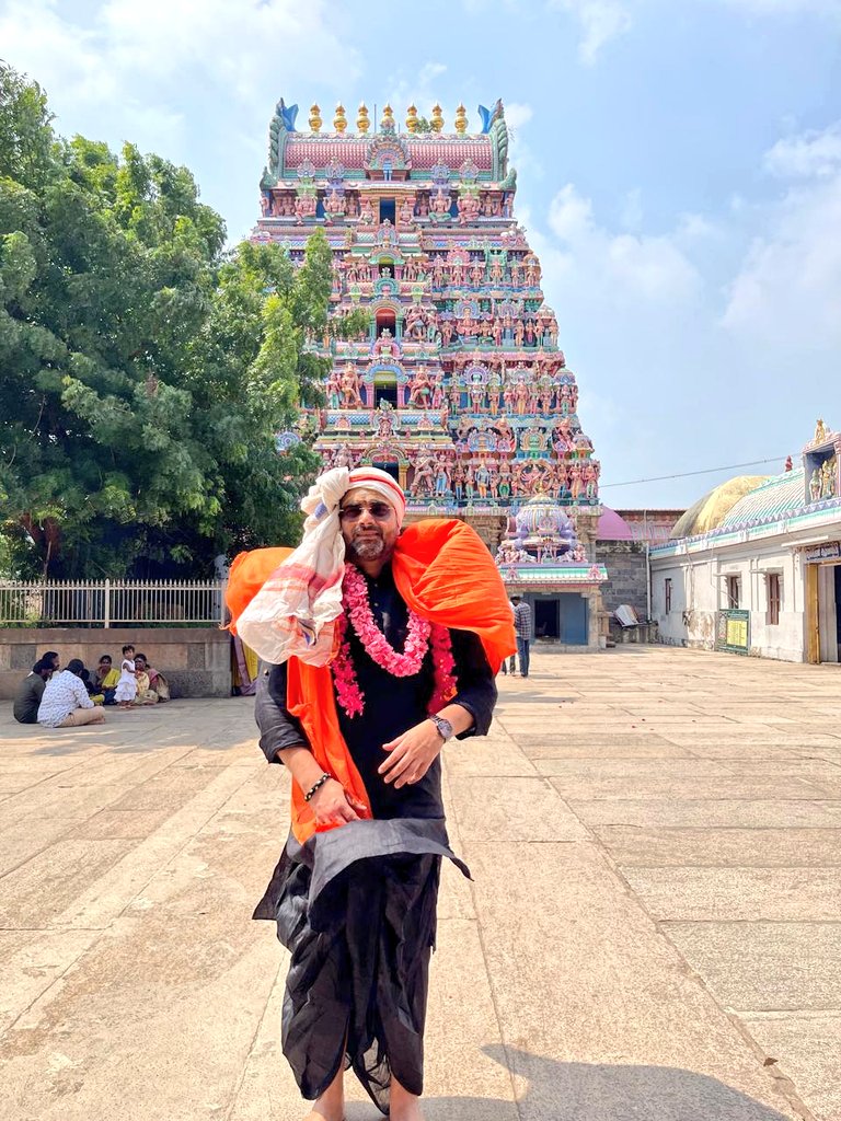 वैद्यनाथर (या वैद्येश्वरम) महादेव, मैलारदुरई तमिलनाडु 🙏
चोल काल का यह मंदिर महादेव से स्वास्थ्यलाभ एवं चिकित्सा का आशीष प्राप्त करने हेतु प्रसिद्ध है। यह नवग्रह मंदिरों में से भी है और मंगल ग्रह की विशेष आराधना का केंद्र है। यह जटायु मुक्ति स्थल भी है। स्थानीय मान्यता के अनुसार