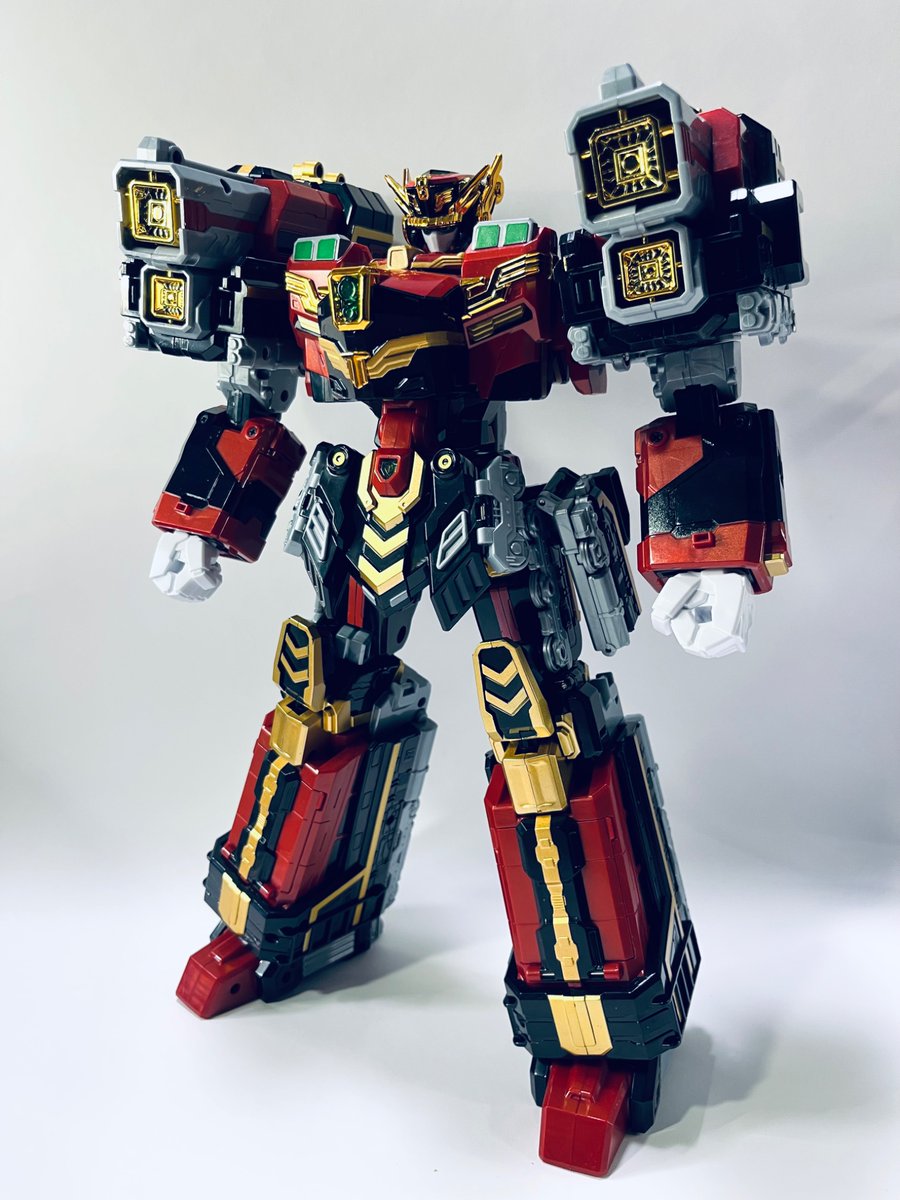 ブラストレイン!韓国?のアニメトイ?
らしいんですが、一目惚れして買っちゃいました。
か、か、かっちょいいー。
黒と金とワインレッド基調の品を感じるカラーリングと軍帽みたいなマスクがかっこよすぎて。
え?トレインだから駅員さんなの?
これ駅帽なの!?
駅員さんなのにかっこよすぎんか? 