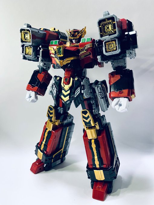 ブラストレイン!韓国?のアニメトイ?
らしいんですが、一目惚れして買っちゃいました。
か、か、かっちょいいー。
黒と金とワインレッド基調の品を感じるカラーリングと軍帽みたいなマスクがかっこよすぎて。
え?トレインだから駅員さんなの?
これ駅帽なの!?
駅員さんなのにかっこよすぎんか? 