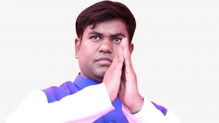 Big Breaking 🚨 

राजनीति में रिश्ते अब सियासी गणित से तय हो रहे हैं मुकेश सहनी के करीबी मानते हैं कि वो मन ही मन NDA के साथ जाने का मन बना चुके हैं बस वक्त का इंतज़ार है

14 नवंबर के बाद बिहार में बड़ा फेरबदल तय है