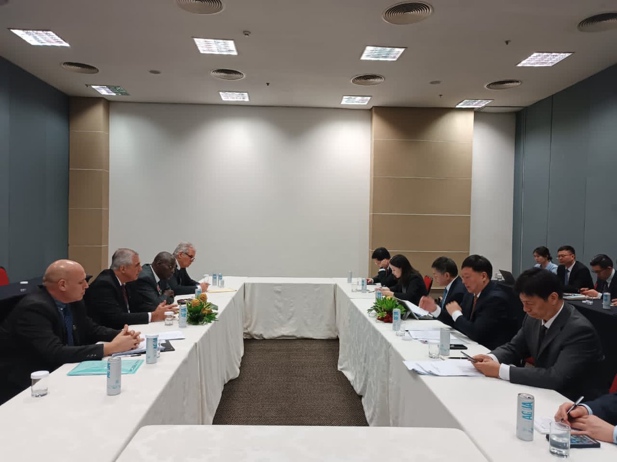 Sostuvimos encuentro con el Ministro de Ecología y Medio Ambiente  de #China. Acordamos actualizar el acuerdo de cooperación para incluir acciones relacionadas con el mercado de carbono, la gestión de los residuos sólidos, la protección a manglares entre otras. #COP30
