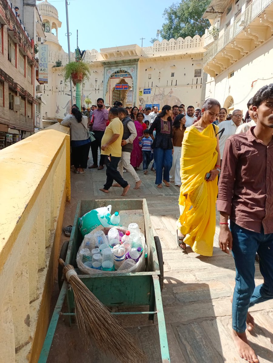 news21national's tweet image. नाथद्वारा श्रीनाथजी मंदिर के बाहर गंदगी के हालात

#Nathdwara #ShrinathjiTemple #CleanlinessIssue #TempleManagement #PublicConcern #RajasthanNews #breakingnews‌ #LatestNews #News21National