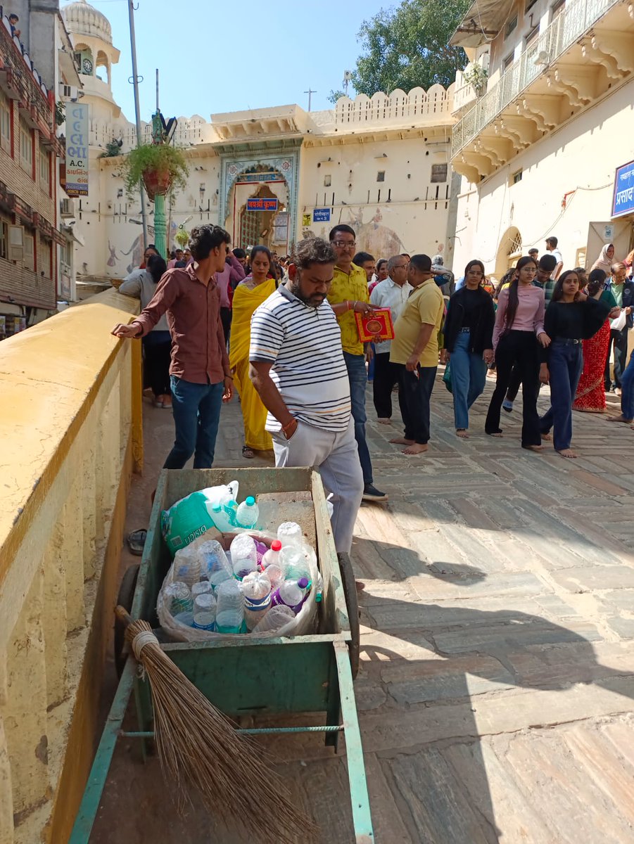 news21national's tweet image. नाथद्वारा श्रीनाथजी मंदिर के बाहर गंदगी के हालात

#Nathdwara #ShrinathjiTemple #CleanlinessIssue #TempleManagement #PublicConcern #RajasthanNews #breakingnews‌ #LatestNews #News21National