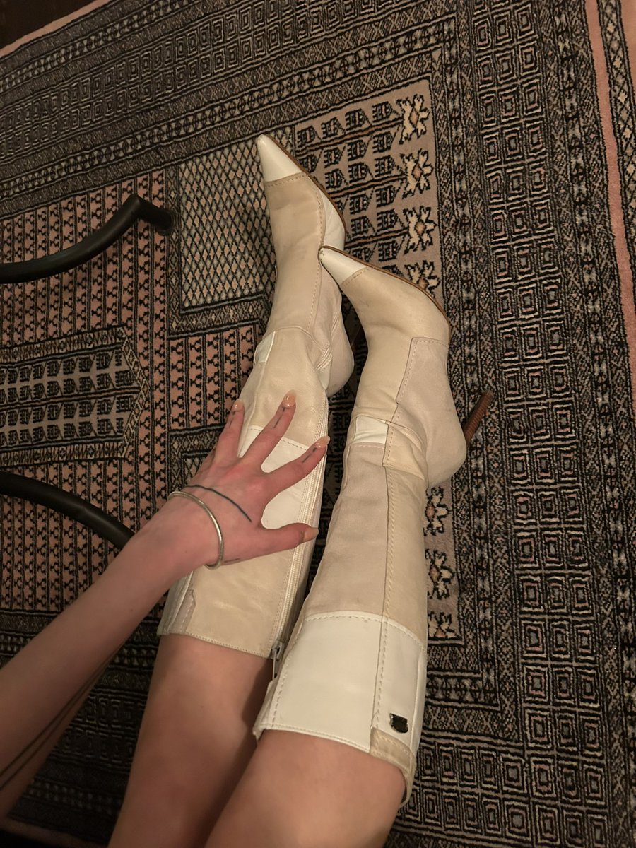 Mss_Behaved's tweet photo. Are you my next victim? 

#findom #femdom #leather #boots https://t.co/A5C6DexilS