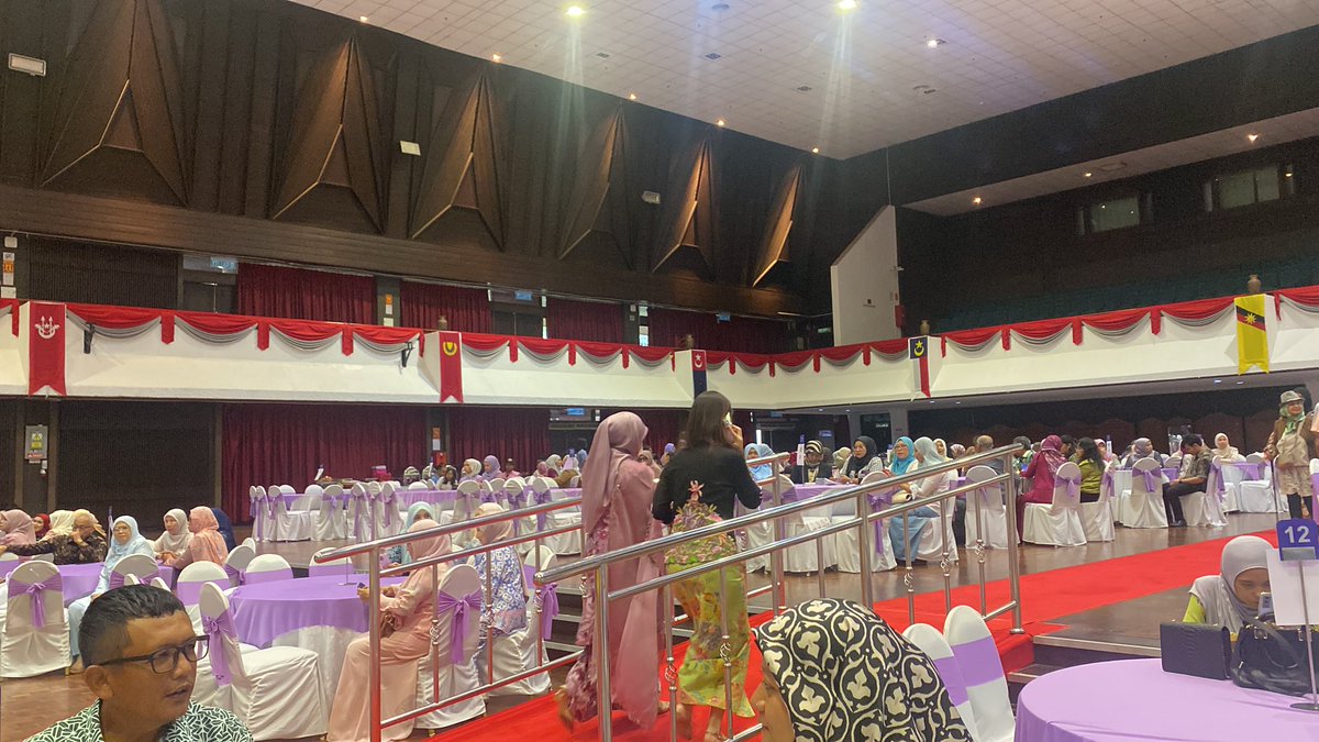 skumar176's tweet photo. #KanWork Charity HI TEA 2025 at UPM Serdang, officiated by DYMM Permaisuri Selangor TPH Norashikin !Alumni UPM is proud to be part of this program to help out cancer patients. #PAUPM #UPM https://t.co/UH64PE4XtA