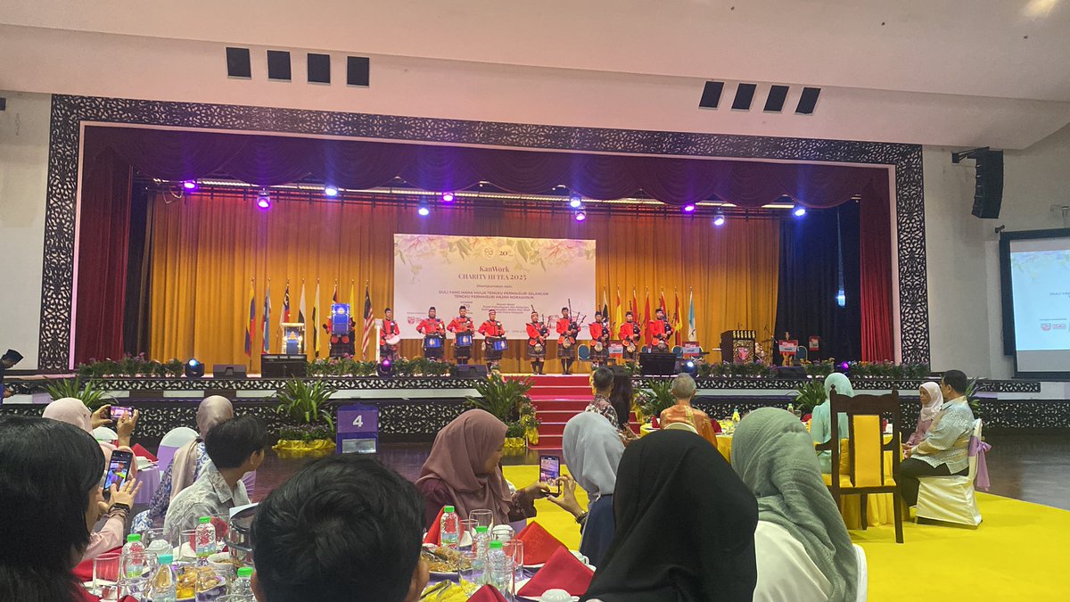 skumar176's tweet photo. #KanWork Charity HI TEA 2025 at UPM Serdang, officiated by DYMM Permaisuri Selangor TPH Norashikin !Alumni UPM is proud to be part of this program to help out cancer patients. #PAUPM #UPM https://t.co/UH64PE4XtA