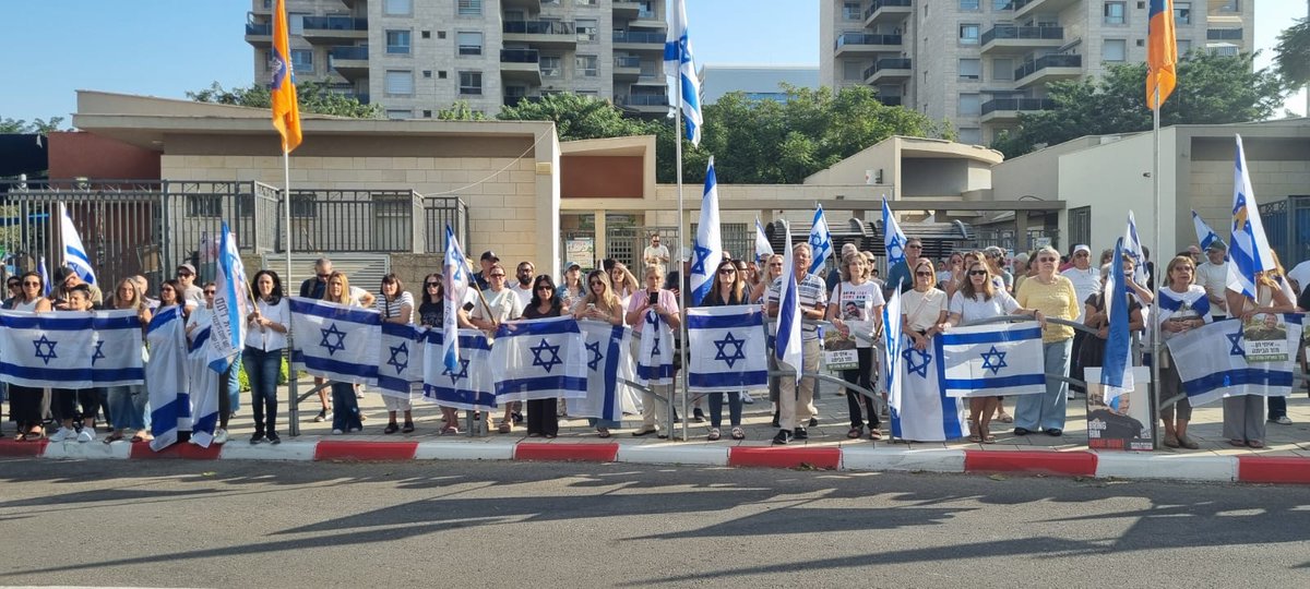 Israelis have lined the streets near the home of the family of slain Israeli-American hostage Itay Chen, who will be laid to rest today. Itay was murdered on October 7, and his body was held in Gaza for nearly two years.

📷 Adir Stup